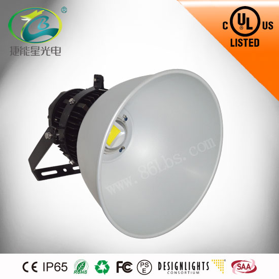 LED塔吊燈應用于香港現(xiàn)代貨柜碼頭